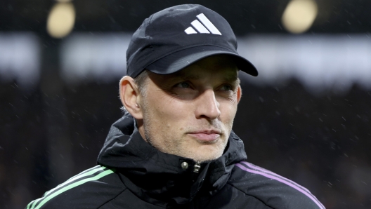 epa11163726 Munich's head coach Thomas Tuchel looks on before the German Bundesliga soccer match between VfL Bochum and FC Bayern Munich in Bochum, Germany, 18 February 2024.  EPA/CHRISTOPHER NEUNDORF CONDITIONS - ATTENTION: The DFL regulations prohibit any use of photographs as image sequences and/or quasi-video.