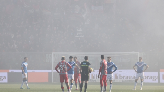 Foto Giuseppe Zanardelli LaPresse 27 gennaio 2024 - Cremona, Italia - sport, calcio - Cremonese vs Brescia - Campionato italiano di calcio Serie BKT 2023/2024 - Stadio Giovanni Zini. Nella foto: arbitro sospende momentaniamente la partita per i fumogeni  January 27, 2024 Cremona, Italy - sport, soccer - Cremonese vs Brescia - Italian Serie BKT Football Championship 2023/2024 - Giovanni Zini Stadium. In the pic: arbitro sospende momentaniamente la partita per i fumogeni