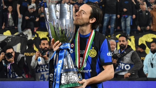 Foto Massimo Paolone/LaPresse 22 Gennaio 2024 - Riad, Arabia Saudita - Al-Awwal Park  sport, calcio - Napoli vs Inter - Finale EA Sports Supercup - 2024.  Nella foto: premiazione Inter con la Supercoppa, Matteo Darmian (FC Internazionale Milano)   Photo Massimo Paolone/LaPresse  January 22, 2024 - Riyadh, Saudi Arabia Al-Awwal Park  - sport, soccer - Napoli vs Inter - EA Sports Supercup Final - 2024.  In the picture: Inter Prize victory ceremony, Matteo Darmian (FC Internazionale Milano)