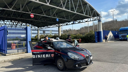 L'esterno dello stabilimento Stellantis di Pratola Serra (Avellino) dove un operaio di 52 anni è morto nell'area industriale di Pianodardine, 22 febbraio 2024. La vittima, dipendente di una ditta esterna, sarebbe rimasta schiacciata da un macchinario.  ANSA/MARIO D'ARGENIO