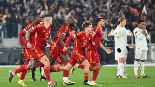 Roma's players celebrate after winning the UEFA Europa League round of 16 play-off football match between AS Roma and Feyenoord at the Olympic stadium in Rome on February 22, 2024. (Photo by Alberto PIZZOLI / AFP)