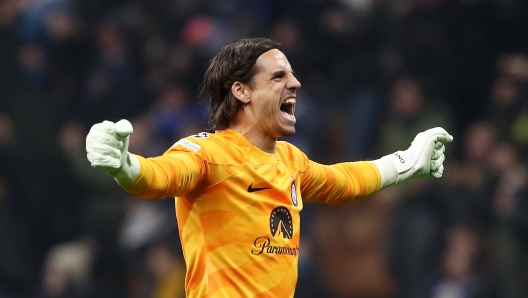 MILAN, ITALY - FEBRUARY 20: Yann Sommer of FC Internazionale celebrates after Marko Arnautovic of FC Internazionale (not pictured) scores his team's first goal during the UEFA Champions League 2023/24 round of 16 first leg match between FC Internazionale and Atletico Madrid at Stadio Giuseppe Meazza on February 20, 2024 in Milan, Italy. (Photo by Marco Luzzani/Getty Images)