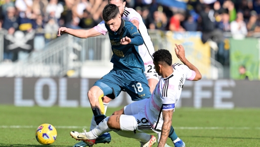 Foto Alfredo Falcone/LaPresse 23 Dicembre 2023 - Frosinone, Italia - sport, calcio - Frosinone vs Juventus - Campionato italiano di calcio Serie A TIM 2023/2024 - Stadio Benito Stirpe. Nella foto: Matias Soule' (18 Frosinone Calcio)Danilo (6 Juventus FC)  Foto Alfredo Falcone/LaPresse December 23, 2023 Frosinone, Italy - sport, soccer - Frosinone vs Juventus - Italian Serie A Football Championship 2023/2024 - Benito Stirpe Stadium. In the pic: Matias Soule' (18 Frosinone Calcio)Danilo (6 Juventus FC)