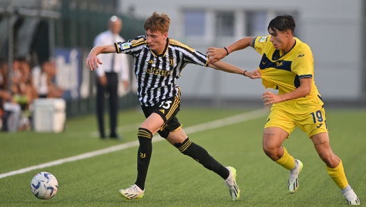 VINOVO, ITALY - OCTOBER 2: Stefano Turco of Juventus U19  challenged by Davide De Battisti of Hellas Verona U19 during the Primavera 1 match between Juventus U19 and Hellas Verona U19 at Juventus Center Vinovo on October 2, 2023 in Vinovo, Italy. (Photo by Chris Ricco - Juventus FC/Juventus FC via Getty Images)