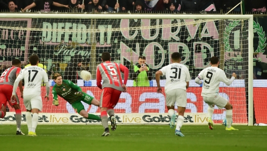 Foto Giuseppe Zanardelli/LaPresse 24 Febbraio 2024 - Cremona, Italia - sport, calcio - Cremonese vs Palermo - Campionato italiano di calcio Serie BKT 2023/2024 - Stadio Giovanni Zini. Nella foto: 0-1 gol Brunori  February 24, 2024 Cremona, Italy - sport, soccer - Cremonese vs Palermo - Italian Serie BKT Football Championship 2023/2024 - Giovanni Zini Stadium. In the pic: 0-1 gol Brunori