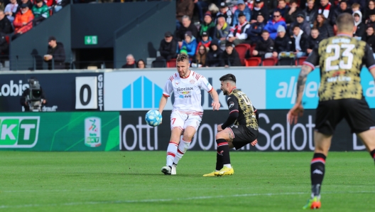 Foto Bordoni/LaPresse 24 Febbraio 2024 -   Bolzano, Italia - sport, calcio - SudTirol vs Bari - Serie BKT 2023/20234   - Nella foto:  Jasmin Kurtic effettua un lancio, cerca di chiudere Gennaro Acampora  Febraury 24, 2024 Bolzano- Italy - sport, soccer - SudTirol vs Bari - BKT Football Championship 2023/2024