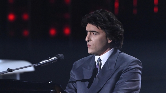 EMBARGO FINO A SABATO 17 Alessandro Greco interpreta Toto Cutugno, nel corso della prima puntata del programma Tale e Quale Sanremo 2024, in onda sabato 17 alla 21.30 su Rai 1, Roma 13 febbraio 2024. ANSA/MAURIZIO BRAMBATTI