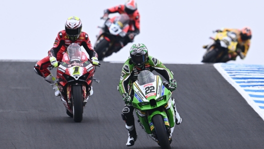 epa11179905 British rider Alex Lowes of Kawasaki Racing Team WorldSBK (R) leads Spanish rider Alvaro Bautista of Aruba.it Racing Ducati team during WorldSBK Race Two of the Superbike World Championship on Phillip Island, Victoria, Australia, 25 February 2024.  EPA/JOEL CARRETT NO ARCHIVING, EDITORIAL USE ONLY AUSTRALIA AND NEW ZEALAND OUT