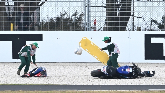 epa11179922 British rider Jonathan Rea of Pata Prometeon Yamaha is assisted by medical staff after crashing during WorldSBK Race Two of the Superbike World Championship on Phillip Island, Victoria, Australia, 25 February 2024.  EPA/JOEL CARRETT NO ARCHIVING, EDITORIAL USE ONLY AUSTRALIA AND NEW ZEALAND OUT