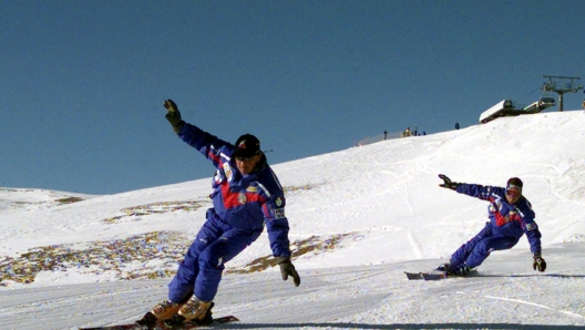 PER LOMBARDIA
POCA NEVE ANCHE A LIVIGNO QUI SI VEDONO DUE MAESTRI DI SCI MENTRE SCENDONO DAL CAROSELLO 3000 E DIETRO A LORO SPUNTA L'ERBA