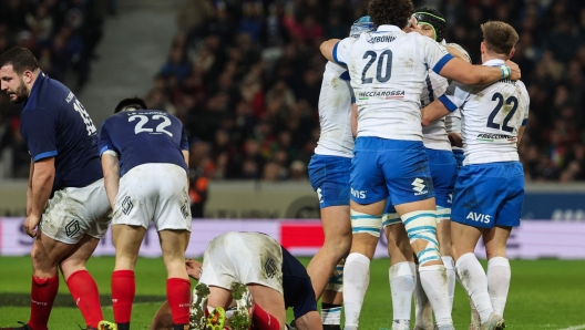 Italy's players react at the end of the Six Nations rugby union international match between France and Italy at Stade Pierre Mauroy in Villeneuve-d'Ascq, near Lille, northern France, on February 25, 2024. (Photo by Denis Charlet / AFP)