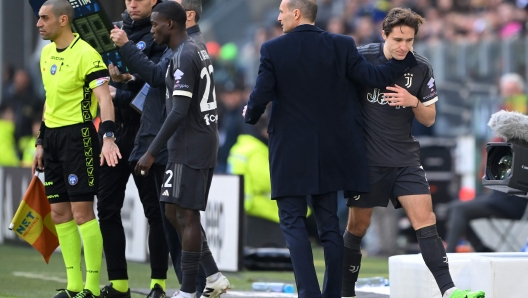 Juventus Italian coach Massimiliano Allegri greets Juventus Italian forward Federico Chiesa as he leaves the pitch during the Italian Serie A football match Juventus vs Frosinone on February 25, 2024 at the Allianz Stadium in Turin. (Photo by MARCO BERTORELLO / AFP)