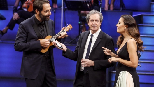 Neri Marcore', Ernesto Assante e Serena Rossi durante la prima puntata di 'Celebration' in onda su Raiuno, Roma 14 ottobre 2017. FABIO FRUSTACI/ANSA