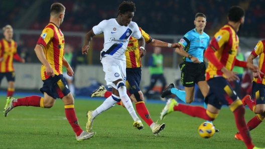 Inter Milan's German defender #31 Yann Bisseck (C) kicks the ball during the Italian Serie A football match between Lecce and Inter Milan at the Ettore Giardiniero stadium in Lecce, on February 25, 2024. (Photo by Carlo Hermann / AFP)