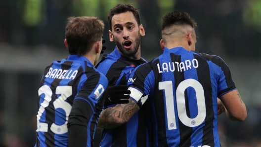 MILAN, ITALY - FEBRUARY 05: Lautaro Martinez of FC Internazionale celebrates after scoring his team's first goal with teammates Nicolo Barella and Hakan Calhanoglu during the Serie A match between FC Internazionale and AC MIlan at Stadio Giuseppe Meazza on February 05, 2023 in Milan, Italy. (Photo by Emilio Andreoli - Inter/Inter via Getty Images)