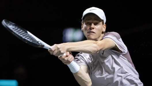 epa11163510 Jannik Sinner (Italy) in action against Alex de Minaur (Australia) on the last day of the ABN AMRO Open tennis tournament at Ahoy indoor arena in Rotterdam, the Netherlands, 18 February 2024.  EPA/SANDER KONING