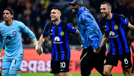 (From L) Inter Milan's Swiss goalkeeper #01 Yann Sommer, Inter Milan's Argentine forward #10 Lautaro Martinez, Inter Milan's French forward #09 Marcus Thuram and Inter Milans Dutch defender #06 Stefan de Vrij  celebrate after winning the Italian Serie A football match between Inter Milan and Atalanta at the San Siro Stadium in Milan, on February 28, 2024. (Photo by Piero CRUCIATTI / AFP)