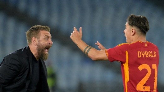 Foto Alfredo Falcone/LaPresse 26 Febbraio 2024 - Roma, Italia - sport, calcio - Roma vs Torino - Campionato italiano di calcio Serie A TIM 2023/2024 - Stadio Olimpico di Roma.  Nella foto: Paulo Dybala (21 AS Roma) Daniele De Rossi (head coach AS Roma)  Foto Alfredo Falcone/LaPresse February 26, 2024 Rome, Italy - sport, soccer - Roma vs Torino - Italian Serie A Football Championship 2023/2024 - Olimpic Stadium Ã®n Rome.  In the pic: Paulo Dybala (21 AS Roma)Daniele De Rossi (head coach AS Roma)