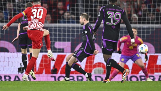 Freiburg\'s Christian Gunter, left, scores their side\'s first goal of the game during the Bundesliga soccer match between SC Freiburg and Bayern Munich at the Europa-Park Stadium in Freiburg Im Breisgau, Germany, Friday March 1, 2024. (Tom Weller/dpa via AP)    Associated  Press / LaPresse Only italy and Spain