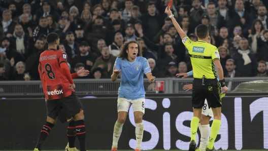 Foto Fabrizio Corradetti/LaPresse 01 Marzo 2024 Roma, Italia - SS Lazio vs AC Milan  - Campionato italiano di calcio Serie A TIM 2023/2024 - Stadio Olimpico. Nella foto: Marco Di Bello espelle Matteo Guendouzi (SS Lazio);   March 01, 2024 Rome, Italy - SS Lazio vs AC Milan - Italian Serie A Football Championship 2023/2024 - Olympic Stadium. In the photo: