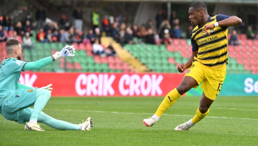 Foto Andrea Pomponi/LaPresse  02 Marzo 2024 Terni, Italia - sport, calcio - Ternana vs Parma - Campionato di Calcio Serie BKT 2023/2024 - Stadio Libero Liberati nella foto: Bonny esultanza   March 02, 2024 Terni, Italy - sport, soccer - Ternana vs Parma - Italian Football Championship League BKT 2023/2024 - Libero Liberati stadium.  In the pic:  Bonny goal celebration