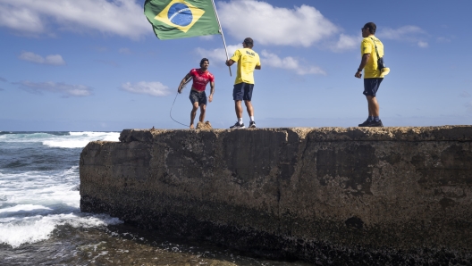 L'esultanza di Gabriel Medina. Foto di Sean Evans