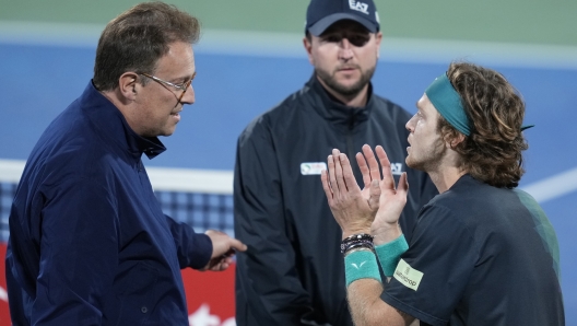 ATP Supervisor Roland Herfel, left, disqualifies Andrey Rublev during his semi final match with Alexander Bublik of Kazakhstan at the Dubai Duty Free Tennis Championships in Dubai, United Arab Emirates, Friday, March 1, 2024. (AP Photo/Kamran Jebreili)    Associated Press / LaPresse Only italy and spain