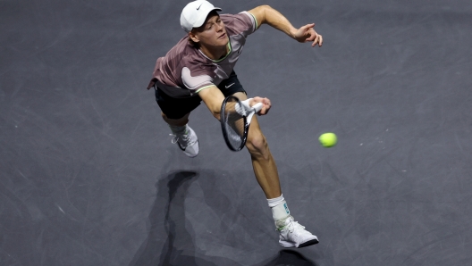 ROTTERDAM, NETHERLANDS - FEBRUARY 18:  Jannik Sinner of Italy returns a forehand against Alex de Minaur of Australia during their Men Singles Final match on day 7 of the ABN AMRO Open at Rotterdam Ahoy on February 18, 2024 in Rotterdam, Netherlands.  (Photo by Dean Mouhtaropoulos/Getty Images)