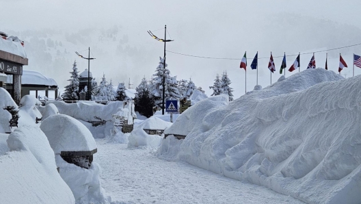 Le spettacolari immagini di Sestriere ricoperto da quasi 2 metri di neve dopo le intense nevicate degli ultimi giorni, 04 marzo 2024. ANSA/ROMANO/COMUNE DI SESTRIERE +++ ANSA PROVIDES ACCESS TO THIS HANDOUT PHOTO TO BE USED SOLELY TO ILLUSTRATE NEWS REPORTING OR COMMENTARY ON THE FACTS OR EVENTS DEPICTED IN THIS IMAGE; NO ARCHIVING; NO LICENSING +++ NPK +++