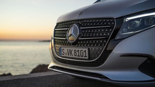 Die neue Mercedes-Benz V-Klasse – Exterieur, Ausstattung u.a. AVANTGARDE, hightechsilber metallic, MBUX Widescreen Cockpit, Komfortsitze, Leder Lugano schwarz, Zierelement Holzoptik Olive dunkelgrau // The new Mercedes-Benz V-Class – Exterior, equipment among others AVANTGARDE, hightech silver metallic, MBUX widescreen cockpit, comfort seats, leather Lugano black, trim element wood look olive dark grey