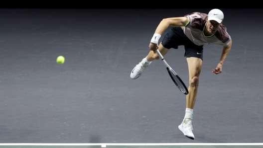 ROTTERDAM, NETHERLANDS - FEBRUARY 18:  Jannik Sinner of Italy serves against Alex de Minaur of Australia during their Men Singles Final match on day 7 of the ABN AMRO Open at Rotterdam Ahoy on February 18, 2024 in Rotterdam, Netherlands.  (Photo by Dean Mouhtaropoulos/Getty Images)