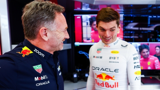 JEDDAH, SAUDI ARABIA - MARCH 07: Oracle Red Bull Racing Team Principal Christian Horner talks with Max Verstappen of the Netherlands and Oracle Red Bull Racing in the garage during practice ahead of the F1 Grand Prix of Saudi Arabia at Jeddah Corniche Circuit on March 07, 2024 in Jeddah, Saudi Arabia. (Photo by Mark Thompson/Getty Images)