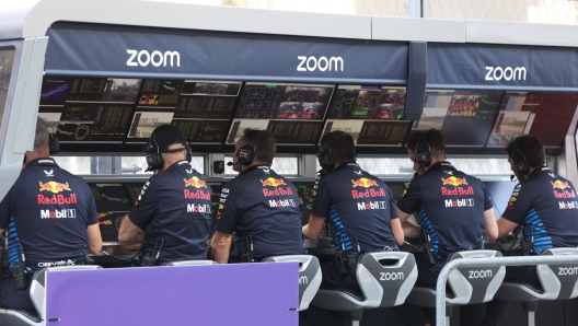 epa11204287 Team chief Christian Horner (3-L) of Red Bull Racing with his team at pitwall during a practice session for the Formula One Saudi Arabia Grand Prix, at the Jeddah Corniche Circuit in Jeddah, Saudi Arabia, 07 March 2024. The 2024 Saudi Arabia Formula 1 Grand Prix is held on 09 March.  EPA/ALI HAIDER