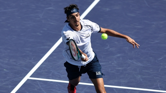 INDIAN WELLS, CALIFORNIA - MARCH 07: Lorenzo Sonego of Italy returns a shot against Miomir Kecmanovic of Serbia during the BNP Paribas Open at Indian Wells Tennis Garden on March 07, 2024 in Indian Wells, California.   Michael Owens/Getty Images/AFP (Photo by Michael Owens / GETTY IMAGES NORTH AMERICA / Getty Images via AFP)