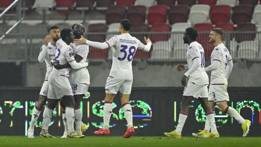 Fiorentina\'s M\'Bala Nzola celebrates with teammates after scoring his side\'s opening goal during the Europa Conference League round of 16 first leg soccer match between Maccabi Haifa and Fiorentina at the Boszik Arena in Budapest, Thursday, March 7, 2024. (AP Photo/Denes Erdos)   Associate dPress / LaPresse Only italy  and spain