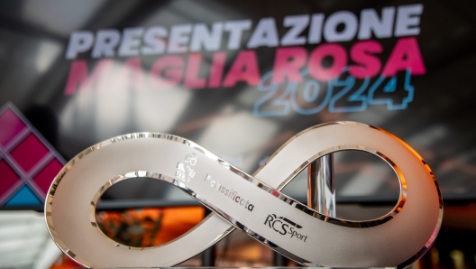 Il trofeo del Giro Women , alla Presentazione 'Maglia Rosa 2024' Giro d'Italia Women presso Rinascente - Sport -  Milano, Italia - Venerdì 8 Marzo 2024
(Foto Claudio Furlan/Lapresse)  

'Maglia Rosa 2024' Giro d'Italia Women presentation at Rinascente - Sport - Milan, Italy - Friday, March 8, 2024
(Photo Claudio Furlan/Lapresse)