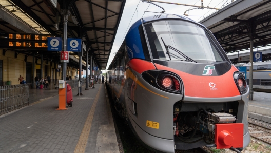 (DIRE) Bologna, 4 ago. - Ben 7 milioni e 200.000 passeggeri nei soli mesi di giugno e luglio, con un incremento medio di oltre il 10% rispetto al 2022. Sono i numeri di Trenitalia Tper relativi all'affluenza sui treni regionali dell'Emilia-Romagna, che ha fornito oggi nel corso della presentazione del podcast di viaggio "Rock'n Pop Cast" a Bologna per voce dell'amministratore delegato Alessandro Tullio. In particolare, si è passati dai 6 milioni e 534.000 dello scorso anno ai 7 milioni e 200.000 del 2023, con un aumento che nel solo mese di luglio è stato del 12.5%. Di questi, una percentuale significativa è diretta per le vacanze della Riviera Romagnola: circa un milione infatti sono i viaggiatori scesi nelle stazioni della costa, pari a quasi il 5% in più rispetto allo stesso periodo del 2022. Di questi poco più della metà ha avuto come destinazione finale Rimini o Ravenna, ma tutte le località comprese fra le due città insieme a Riccione e Cattolica "evidenziano numeri significativi e una tendenza in crescita", fa sapere ancora Trenitalia Tper.    Anche alla luce di questi numeri, l'azienda ha deciso di lanciare oggi il podcast "Rock'n Pop Cast", che accompagnerà i viaggiatori dell'Emilia-Romagna raccontandone il territorio a bordo dei vagoni dei treni Rock e Pop. Un'iniziativa nata in collaborazione con la piattaforma Loquis per "consolidare il ruolo sempre più importante del treno regionale per chi viaggia per turismo e contribuire a promuovere le tante peculiarità dell'Emilia-Romagna". 50 puntate suddivise in cinque playlist (motori, enogastronomia, cinema, cultura e luoghi, musica, suoni e divertimento) che saranno trasmesse 'on air' sui treni regionali Rock e Pop e intratterranno i passeggeri con notizie e curiosità sul territorio che sta attraversando. Tra le voci protagoniste delle puntate, scritte da Marcello 'Targi' Parmeggiani, anche il campione del mondo di volley Andrea Lucchetta e il giornalista sportivo Carlo Vanzini.   (Dav/ Dire) 14:14 04-08-23   NNNN