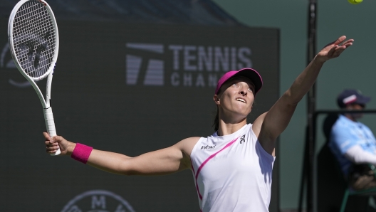 Iga Swiatek, of Poland, serves against Danielle Collins, of the United States, at the BNP Paribas Open tennis tournament in Indian Wells, Calif., Friday, March 8, 2024. (AP Photo/Mark J. Terrill)