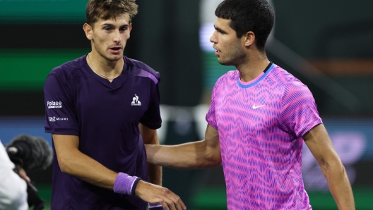 INDIAN WELLS, CALIFORNIA - MARCH 08: Carlos Alcaraz of Spain shakes hands at the net after his three set victory against Matteo Arnaldi of Italy in their second round match during the BNP Paribas Open at Indian Wells Tennis Garden on March 08, 2024 in Indian Wells, California.   Clive Brunskill/Getty Images/AFP (Photo by CLIVE BRUNSKILL / GETTY IMAGES NORTH AMERICA / Getty Images via AFP)