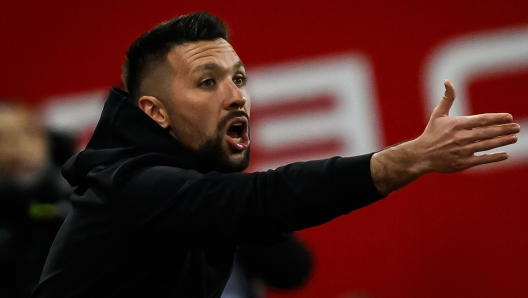 Nice's Italian head coach Francesco Farioli gestures during the French L1 football match between Stade Brestois 29 (Brest) and OGC Nice at Stade Francis-Le Ble in Brest, western France on February 4, 2024. (Photo by LOIC VENANCE / AFP)