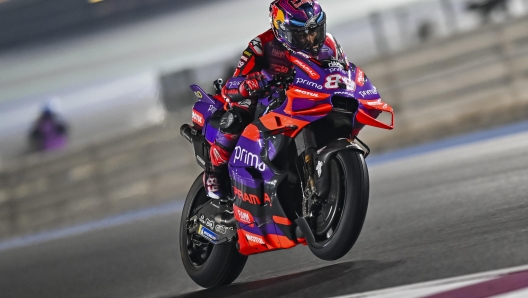 epa11207536 Spanish MotoGP rider Jorge Martin of Prima Pramac Racing in action during a practice session of the Motorcycling Grand Prix of Qatar at the Losail International Circuit in Doha, Qatar, 08 March 2024. The season-opening 2024 Motorcycling Grand Prix of Qatar will be held on 10 March.  EPA/NOUSHAD THEKKAYIL