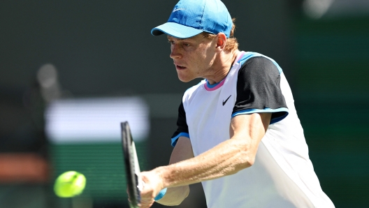 INDIAN WELLS, CALIFORNIA - MARCH 08: Jannik Sinner of Italy returns a shotagainst Thanasi Kokkinakis of Australia during the BNP Paribas Open at Indian Wells Tennis Garden on March 08, 2024 in Indian Wells, California.   Michael Owens/Getty Images/AFP (Photo by Michael Owens / GETTY IMAGES NORTH AMERICA / Getty Images via AFP)