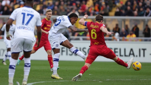 FC Hellas Verona's Folorunsho scores the goal during the Italian Serie A soccer match US Lecce - Hellas Verona FC at the Via del Mare stadium in Lecce, Italy, 10 march 2024. ANSA/ABBONDANZA SCURO LEZZI