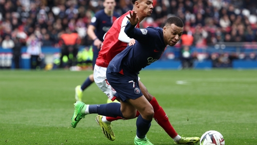 Reims' Moroccan French midfielder #08 Amir Richardson fights for the ball with Paris Saint-Germain's French forward #07 Kylian Mbappe during the French L1 football match between Paris Saint-Germain (PSG) and Stade de Reims at the Parc des Princes stadium in Paris on March 10, 2024. (Photo by FRANCK FIFE / AFP)