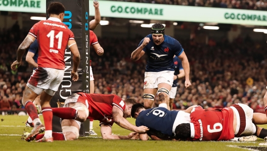 epa11211569 Gregory Alldritt of France (C) celebrates as team mate  Nolann Le Garrec (9) scores a try during the Rugby Six Nations match Wales vs France, in Cardiff, Wales, Britain, 10 March 2024.  EPA/DIMITRIS LEGAKIS