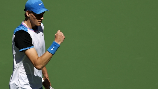 INDIAN WELLS, CALIFORNIA - MARCH 08: Jannik Sinner of Italy celebrates a point against Thanasi Kokkinakis of Australia during the BNP Paribas Open at Indian Wells Tennis Garden on March 08, 2024 in Indian Wells, California.   Michael Owens/Getty Images/AFP (Photo by Michael Owens / GETTY IMAGES NORTH AMERICA / Getty Images via AFP)