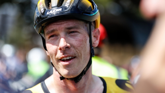 epa10414759 Rohan Dennis of team Jumbo Visma looks on after victory during the Men's Stage 2, Brighton to Victor Harbor of the 2023 Santos Tour Down Under professional road bicycle race in Adelaide, Australia 19 January 2023.  EPA/MATT TURNER AUSTRALIA AND NEW ZEALAND OUT