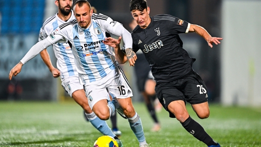 CHIAVARI, ITALY - DECEMBER 19: Claudio Manzi of Virtus Entella (left) and Samuele Damiani of Juventus Next Gen vie for the ball during the Serie C match between Virtus Entella and Juventus Next Gen at Stadio Comunale on December 19, 2023 in Chiavari, Italy. (Photo by Juventus FC/Juventus FC via Getty Images)