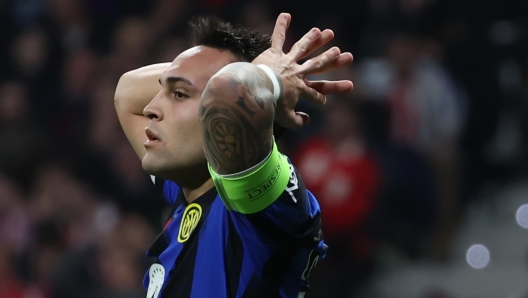 epa11219260 Inter's Lautaro Martinez puts his hands on his head during the penalty shootout of the UEFA Champions League round of 16 second leg soccer match between Atletico de Madrid and FC Inter, in Madrid, Spain, 13 March 2024.  EPA/Kiko Huesca