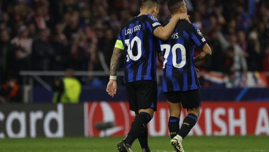 epa11219259 Inter's Lautaro Martinez (L) comforts teammate Alexis Sanchez during the penalty shootout of the UEFA Champions League round of 16 second leg soccer match between Atletico de Madrid and FC Inter, in Madrid, Spain, 13 March 2024.  EPA/JUANJO MARTIN